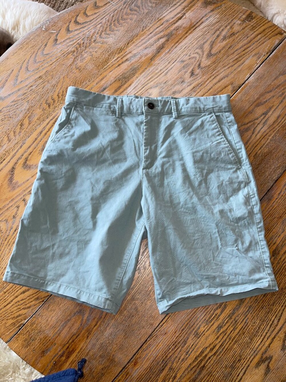 GAP  essential khaki 10" sage green shorts/31/excellent cond